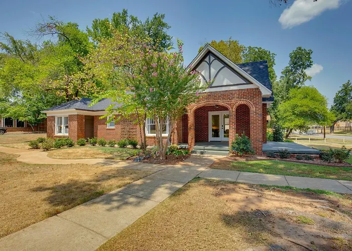 Walk To Bergfeld Park: 1928 Azalea District Home