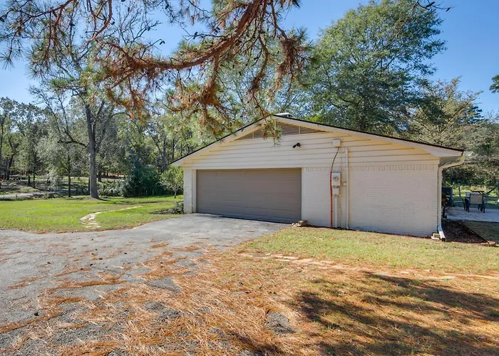 Fire Pit & Grill: Tyler Home On 5 Acres!