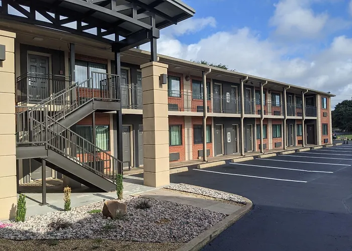 12 Oaks Hotel